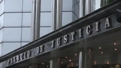 El acusado de lanzar a una bebé por la ventana declara que lo hizo para acabar con "la semilla del mal" El acusado de lanzar a una bebé por la ventana declara que lo hizo para acabar con "la semilla del mal"