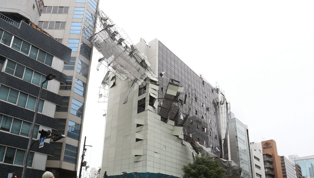 Imagen de los daños en un edificio después de que un andamio cayese como consecuencia de las fuertes rachas de viento por el tifón Jebi