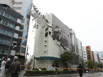 Imagen de los daños en un edificio después de que un andamio cayese como consecuencia de las fuertes rachas de viento por el tifón Jebi Imagen de los daños en un edificio después de que un andamio cayese como consecuencia de las fuertes rachas de viento por el tifón Jebi