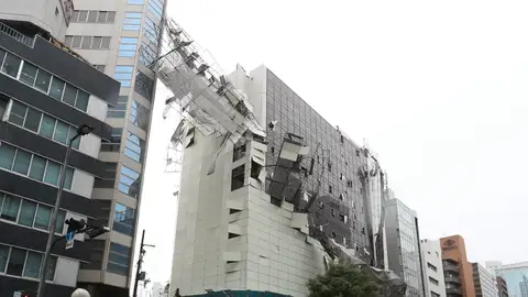 Imagen de los daños en un edificio después de que un andamio cayese como consecuencia de las fuertes rachas de viento por el tifón Jebi Imagen de los daños en un edificio después de que un andamio cayese como consecuencia de las fuertes rachas de viento por el tifón Jebi