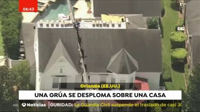 Una grúa se desploma sobre una casa y literalmente la parte por la mitad en Florida