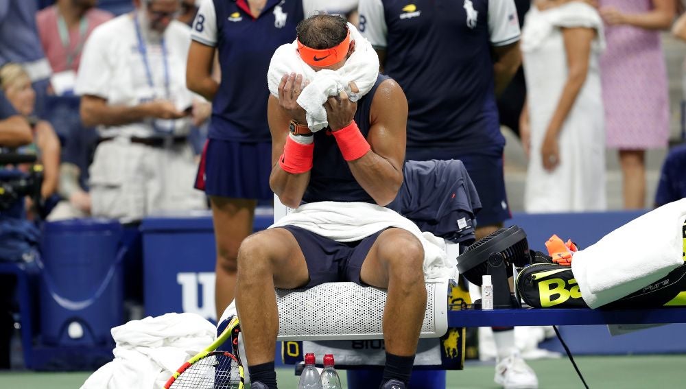 Nadal, en uno de los descansos de su partido contra Thiem
