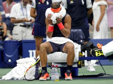 Nadal, en uno de los descansos de su partido contra Thiem