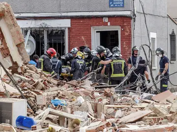 Bomberos de Burgos trasladan a un herido que había quedado sepultado Bomberos de Burgos trasladan a un herido que había quedado sepultado