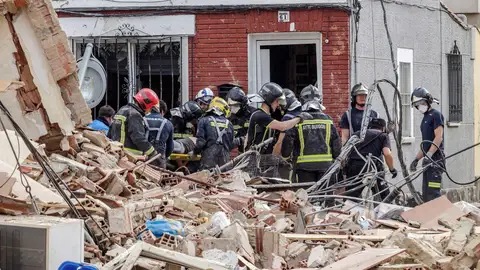 Bomberos de Burgos trasladan a un herido que había quedado sepultado Bomberos de trasladan a un herido que había quedado sepultado