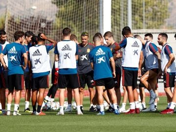 Luis Enrique da una charla a los jugadores de la selección española