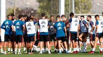 Luis Enrique da una charla a los jugadores de la selección española