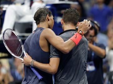 Nadal abraza a Thiem tras su partido en el US Open