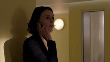 Gemma estaba en lo cierto, Simon la est&aacute; enga&ntilde;ando