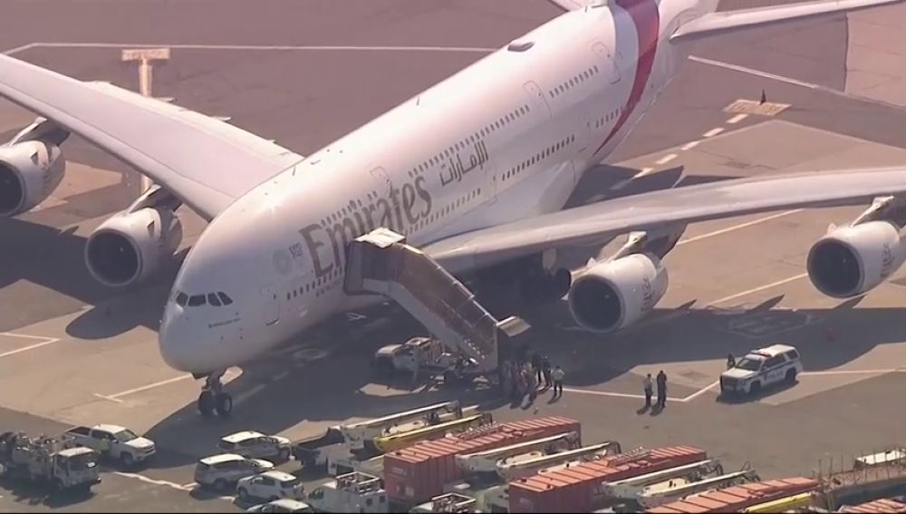 Resultado de imagen de Un aviÃ³n de Emirates, en cuarentena en Nueva York tras enfermar diez de sus pasajeros