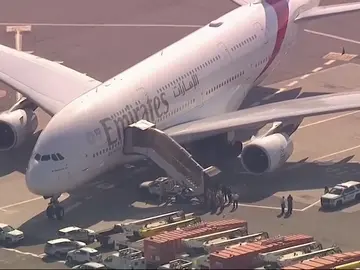 Un avión, puesto en cuarentena en el aeropuerto de Nueva York tras enfermar diez de sus pasajeros Un avión, puesto en cuarentena en el aeropuerto de Nueva York tras enfermar diez de sus pasajeros