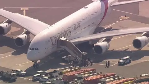 Un avión, puesto en cuarentena en el aeropuerto de Nueva York tras enfermar diez de sus pasajeros Un avión, puesto en cuarentena en el aeropuerto de Nueva York tras enfermar diez de sus pasajeros