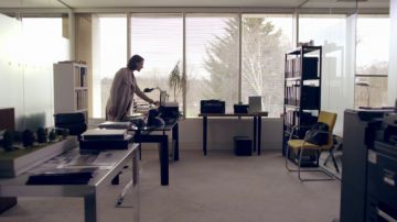 La asistente de Simon pilla a la doctora Foster cotilleando en su despacho