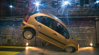 El complicado reto de Marron en 'El Hormiguero 3.0': Colgar un coche en el aire usando solo un cinturón de seguridad
