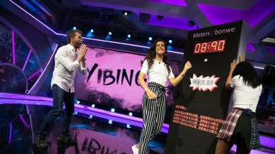 Yibing reta a Carolina Marín y Pablo Motos a un típico juego chino