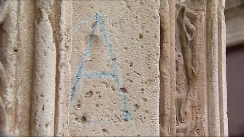 Detienen a un hombre por pintar la fachada de la Catedral de Valencia Detienen a un hombre por pintar la fachada de la Catedral de Valencia