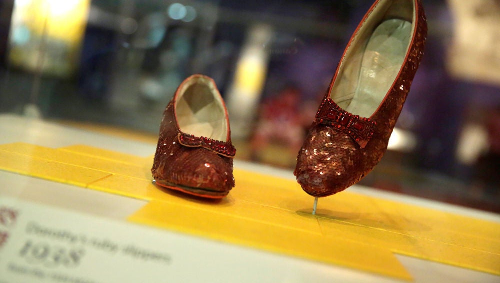 Recuperan los zapatos rojos de Judy Garland en 'El mago de Oz'