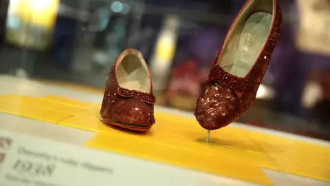 Recuperan los zapatos rojos de Judy Garland en 'El mago de Oz' Recuperan los zapatos rojos de Judy Garland en 'El mago de Oz'