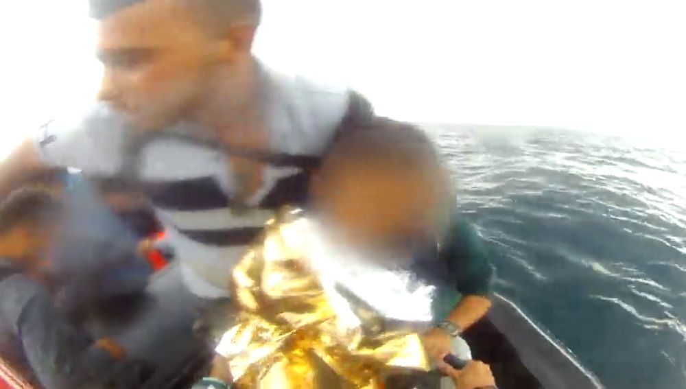 Rescatados 30 inmigrantes, entre ellos un niño,  que viajaban en una patera cerca de Trafalgar