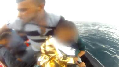 Rescatados 30 inmigrantes, entre ellos un niño, que viajaban en una patera cerca de Trafalgar