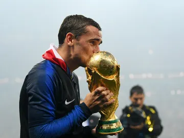 Griezmann, con el trofeo del Mundial en sus manos Griezmann, con el trofeo del Mundial en sus manos