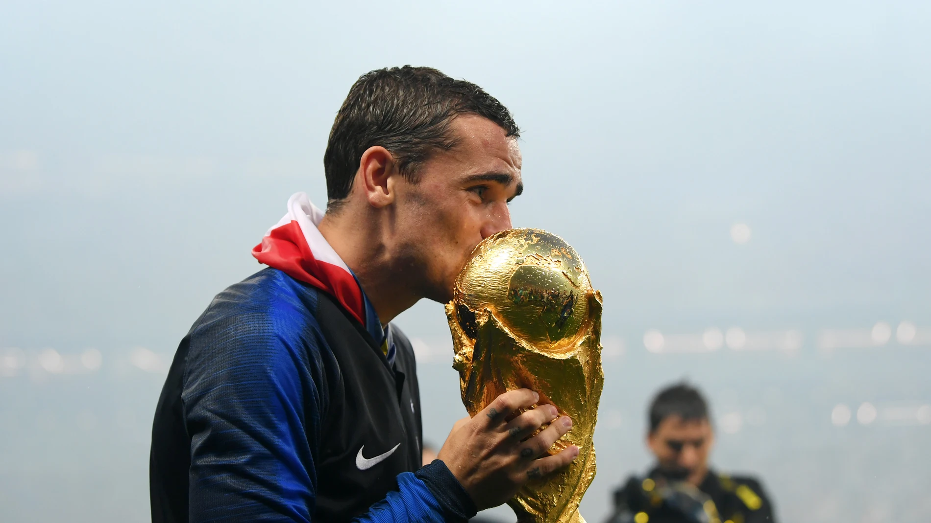 Griezmann, con el trofeo del Mundial en sus manos Griezmann, con el trofeo del Mundial en sus manos