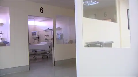 Detienen un médico por grabar a sus compañeras en el vestuario Detienen un médico por grabar a sus compañeras en el vestuario