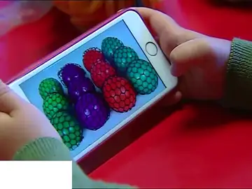 Una ley prohíbe en Francia el uso de teléfonos móviles en la escuela Una ley prohíbe en Francia el uso de teléfonos móviles en la escuela