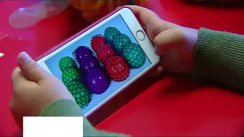 Una ley prohíbe en Francia el uso de teléfonos móviles en la escuela Una ley prohíbe en Francia el uso de teléfonos móviles en la escuela