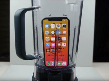 iPhone X en una licuadora iPhone X en una licuadora