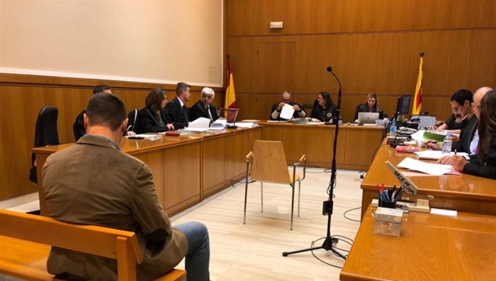 Juicio al mosso que grabó a compañeras en el vestuario