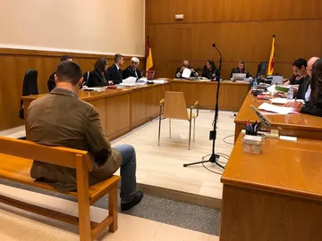 Juicio al mosso que grabó a compañeras en el vestuario Juicio al mosso que grabó a compañeras en el vestuario