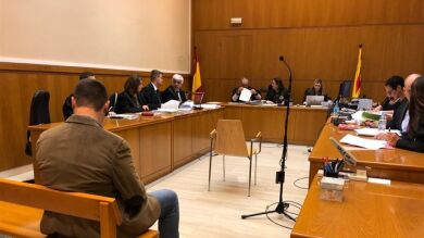 Condenan a un año de cárcel al mosso que grabó a 17 compañeras mientras se cambiaban en el vestuario