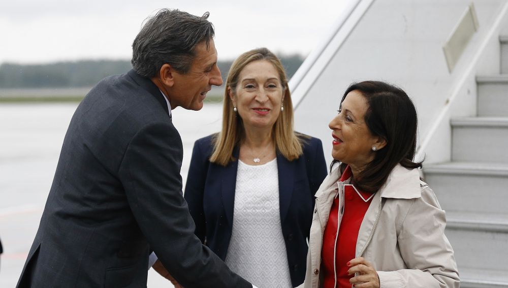 La Ministra de Defensa, Margarita Robles, acompañada de la presidenta del Congreso, Ana Pastor, es recibida por el embajador español en Letonia