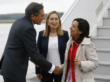 La Ministra de Defensa, Margarita Robles, acompañada de la presidenta del Congreso, Ana Pastor, es recibida por el embajador español en Letonia La Ministra de Defensa, Margarita Robles, acompañada de la presidenta del Congreso, Ana Pastor, es recibida por el embajador español en Letonia