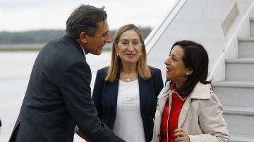  La Ministra de Defensa, Margarita Robles, acompañada de la presidenta del Congreso, Ana Pastor, es recibida por el embajador español en Letonia