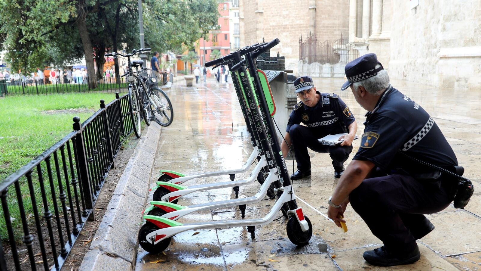 El estacionamiento de los patinetes eléctricos y motos de alquiler crea problemas de convivencia en las grandes ciudades