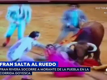 Fran Rivera salta al ruedo desde la grada para auxiliar a Morante de la Puebla en la Goyesca Fran Rivera salta al ruedo desde la grada para auxiliar a Morante de la Puebla en la Goyesca