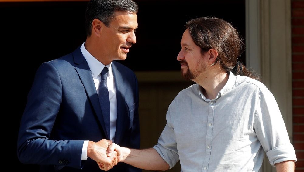 El presidente del Gobierno, Pedro Sánchez, recibe al secretario general de Podemos, Pablo Iglesias.
