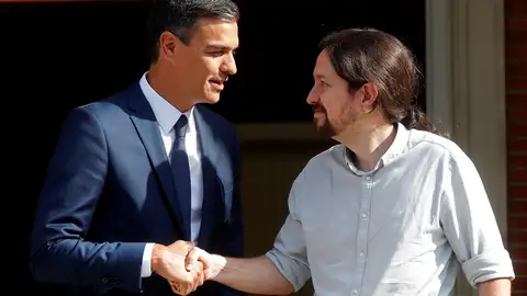 El presidente del Gobierno, Pedro Sánchez, recibe al secretario general de Podemos, Pablo Iglesias. El presidente del Gobierno, Pedro Sánchez, recibe al secretario general de Podemos, Pablo Iglesias.
