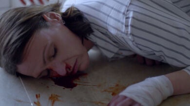 Simon Foster deja inconsciente a la doctora tras pegarle un golpe 