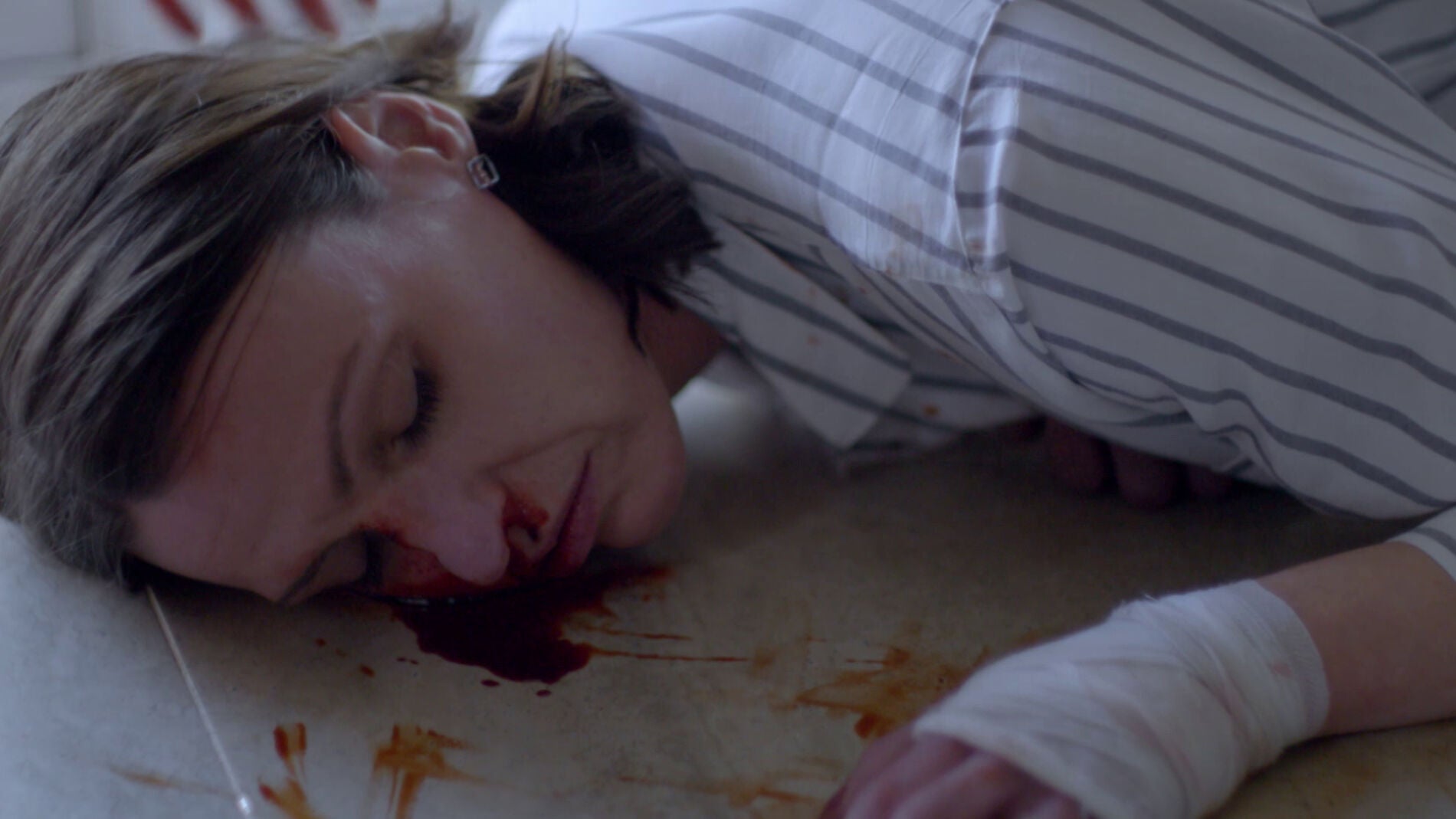 Simon Foster deja inconsciente a la doctora tras pegarle un golpe 