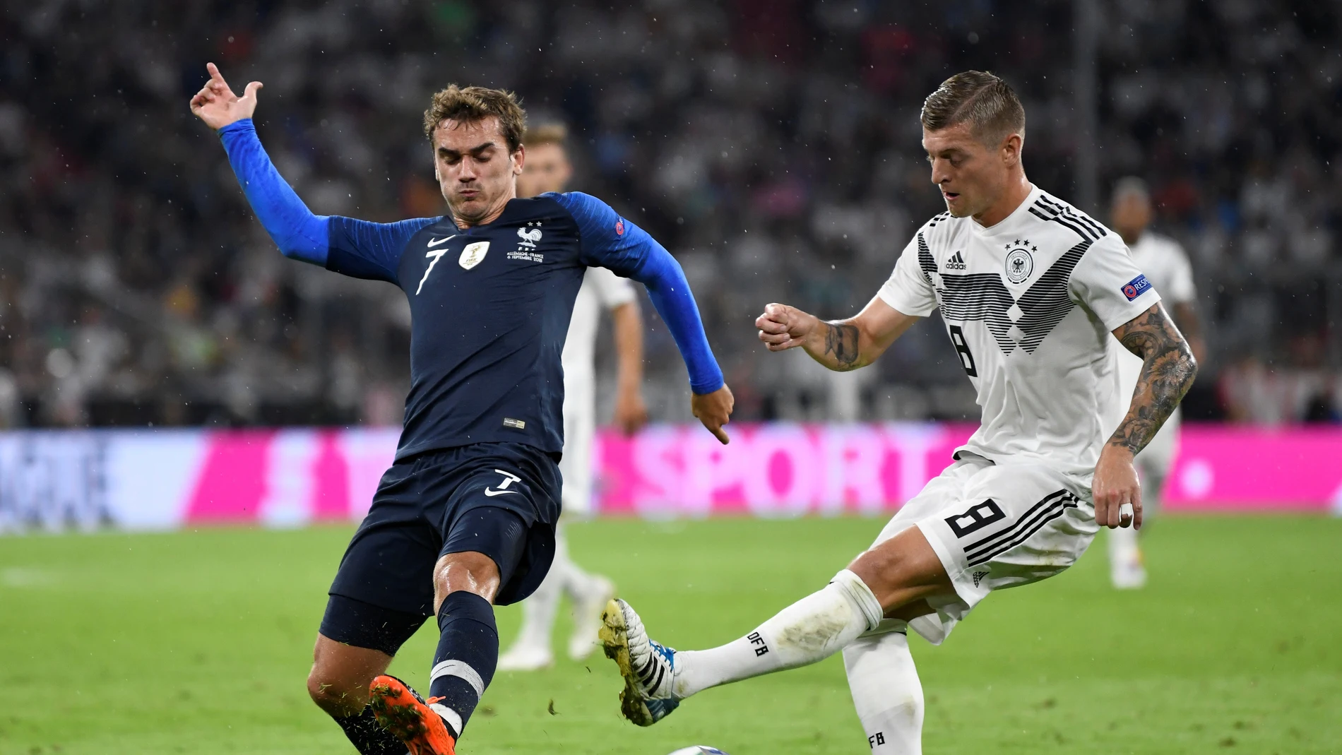 Kroos pasa el balón ante la defensa de Griezmann Kroos pasa el balón ante la defensa de Griezmann