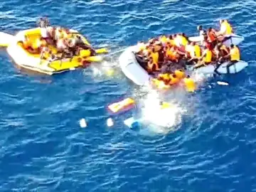 Salvamento difunde las imágenes del rescate de una patera semihundida en Alborán Salvamento difunde las imágenes del rescate de una patera semihundida en Alborán