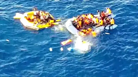 Salvamento difunde las imágenes del rescate de una patera semihundida en Alborán Salvamento difunde las imágenes del rescate de una patera semihundida en Alborán