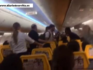 La Guardia Civil denuncia a un joven magrebí por lanzar proclamas a favor del Islam en un vuelo Sevilla-Barcelona