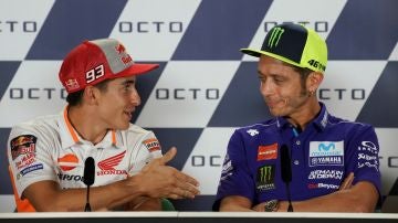 Marc Márquez intenta darle la mano a Rossi y el italiano se niega