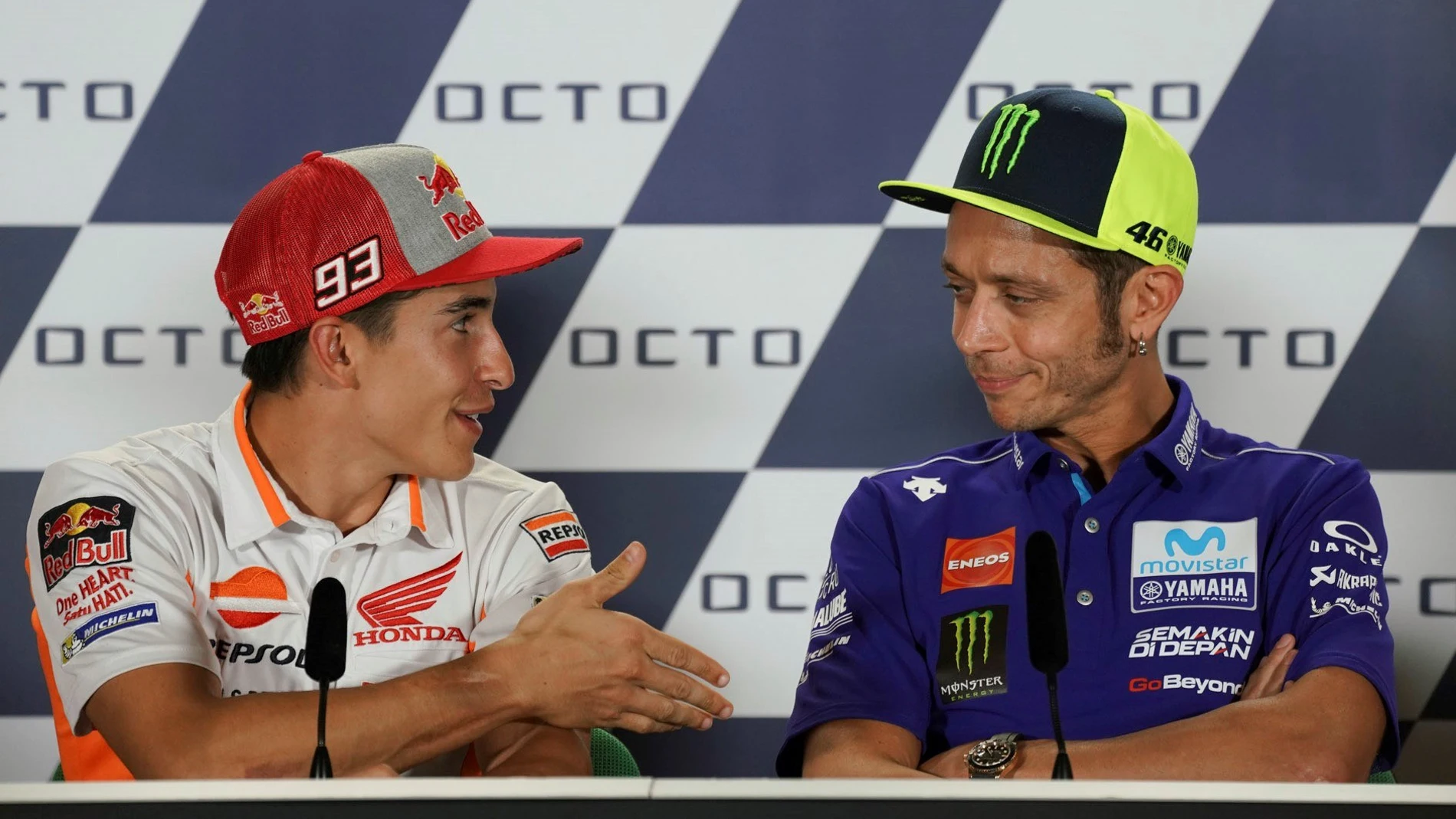 Marc Márquez intenta darle la mano a Rossi y el italiano se niega Marc Márquez intenta darle la mano a Rossi y el italiano se niega