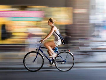 Mujer en bicicleta