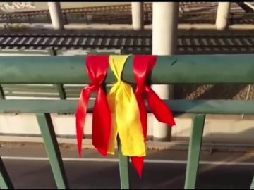 Un ciudadano añade dos lazos rojos junto al amarillo y los convierte en bandera de España Un ciudadano añade dos lazos rojos junto al amarillo y los convierte en bandera de España